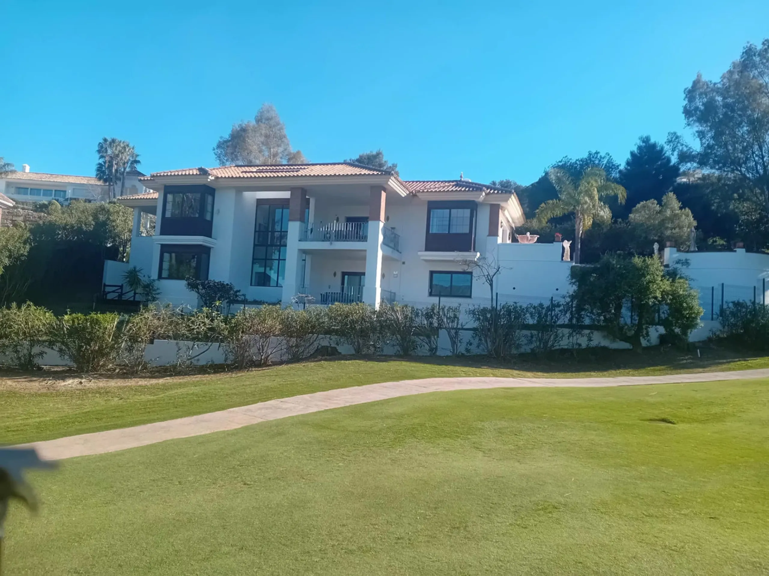 This very rare and elegant 4-bedroom home, by the well-known, Marbella architect Jacobson/Gonzales is a perfect example of this architect's eye for details and light.