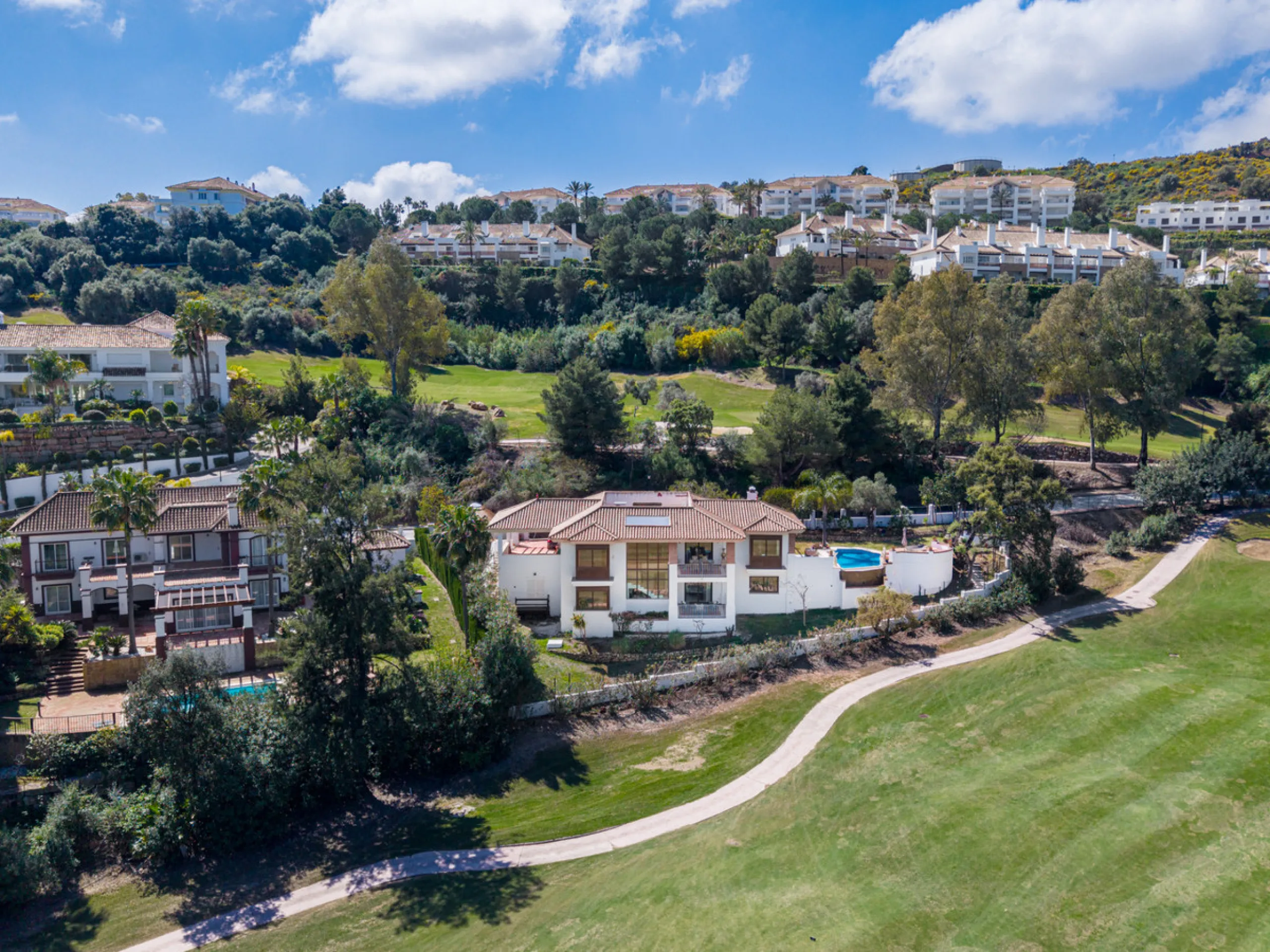 This very rare and elegant 4-bedroom home, by the well-known, Marbella architect Jacobson/Gonzales is a perfect example of this architect's eye for details and light.