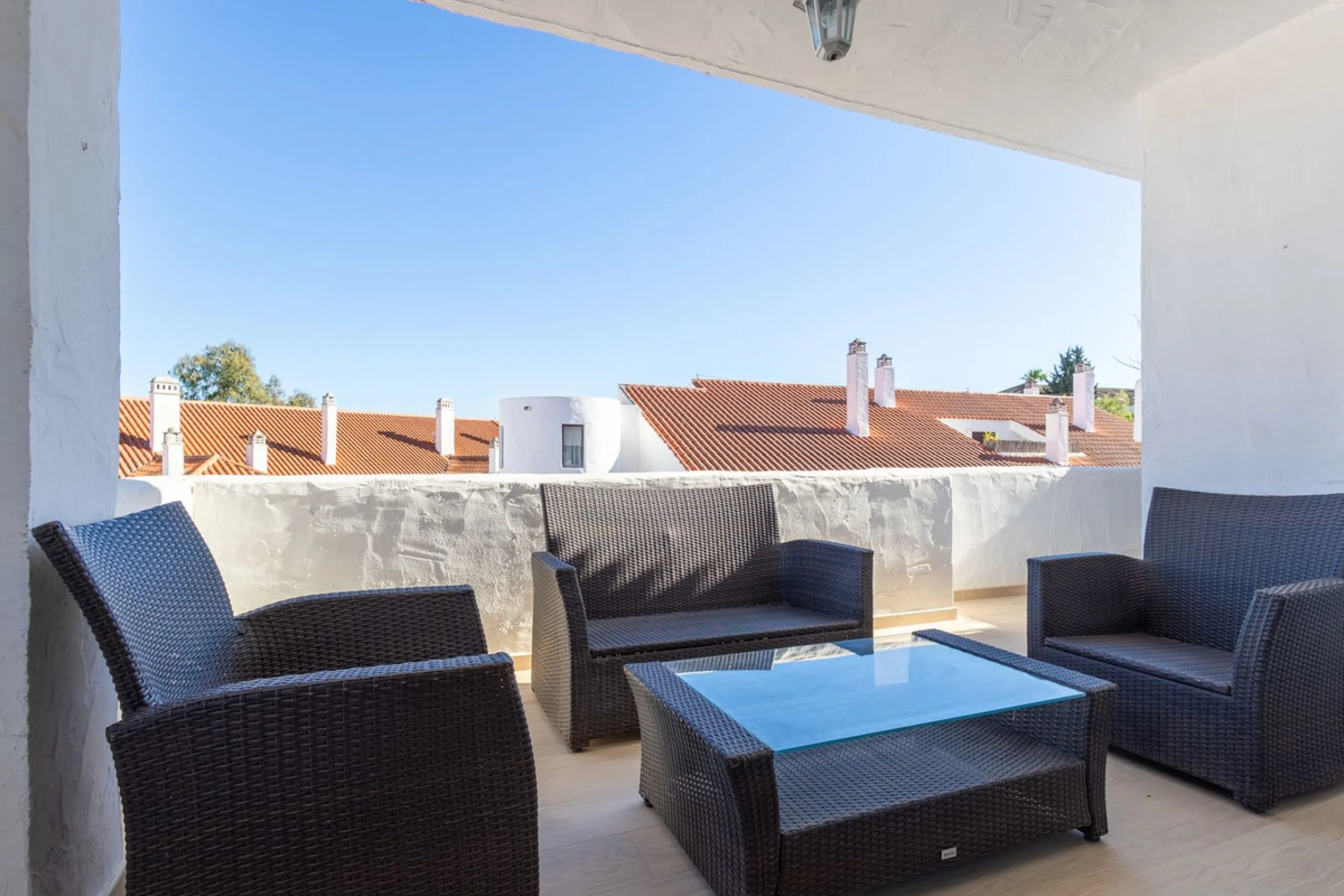 Fantastic middle floor flat in the renowned La Maestranza complex, an idyllic and sought after location for family holidays due to its security and proximity to Puerto Banús. The newly refurbished property consists of 3 spacious bedrooms and 2 bathrooms, 