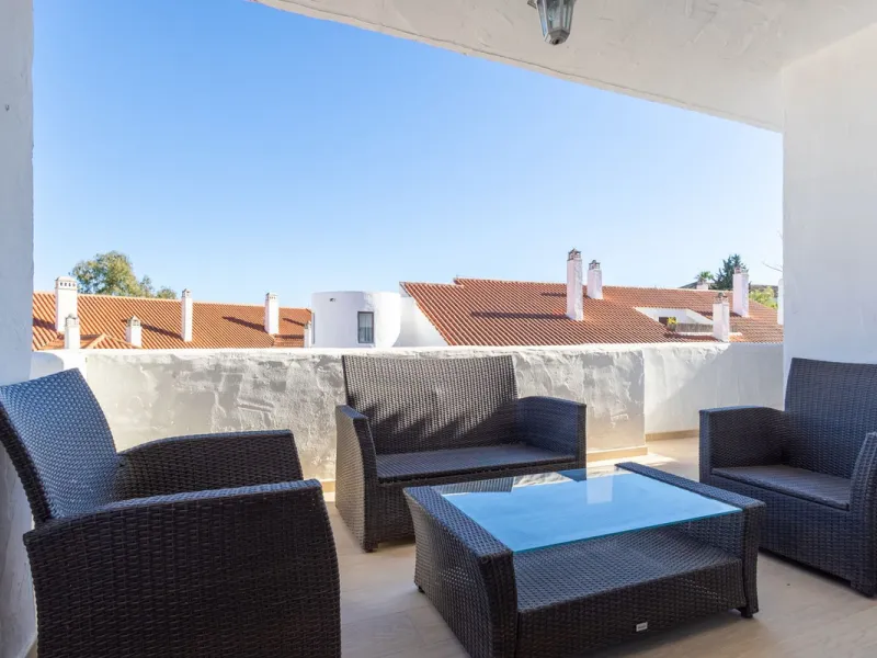 Fantastic middle floor flat in the renowned La Maestranza complex, an idyllic and sought after location for family holidays due to its security and proximity to Puerto Banús. The newly refurbished property consists of 3 spacious bedrooms and 2 bathrooms, 