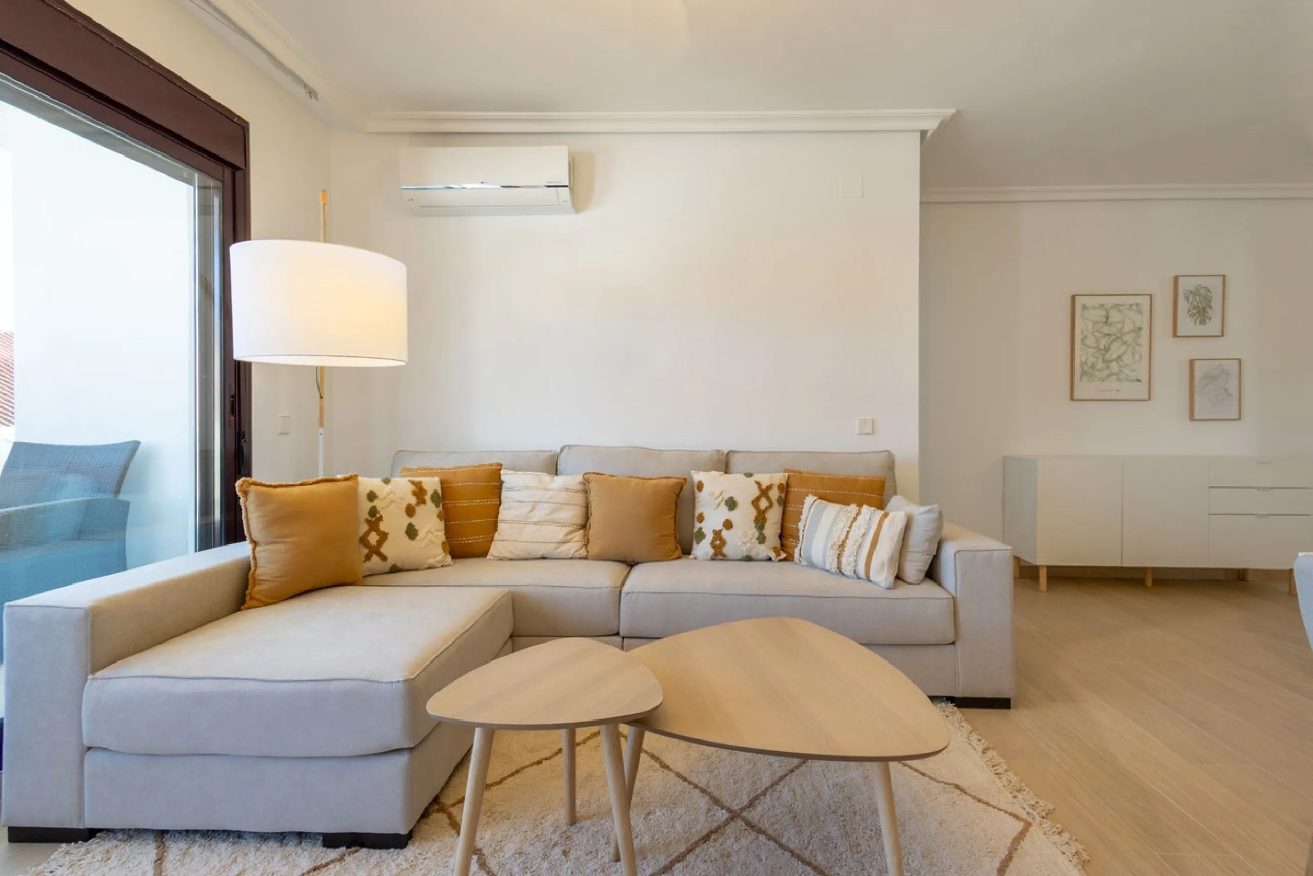 Fantastic middle floor flat in the renowned La Maestranza complex, an idyllic and sought after location for family holidays due to its security and proximity to Puerto Banús. The newly refurbished property consists of 3 spacious bedrooms and 2 bathrooms, 