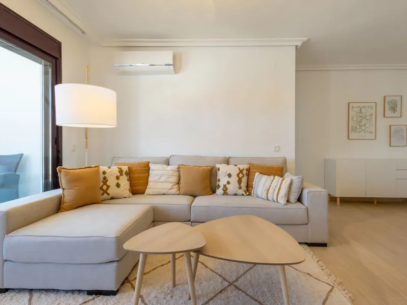 Fantastic middle floor flat in the renowned La Maestranza complex, an idyllic and sought after location for family holidays due to its security and proximity to Puerto Banús. The newly refurbished property consists of 3 spacious bedrooms and 2 bathrooms, 