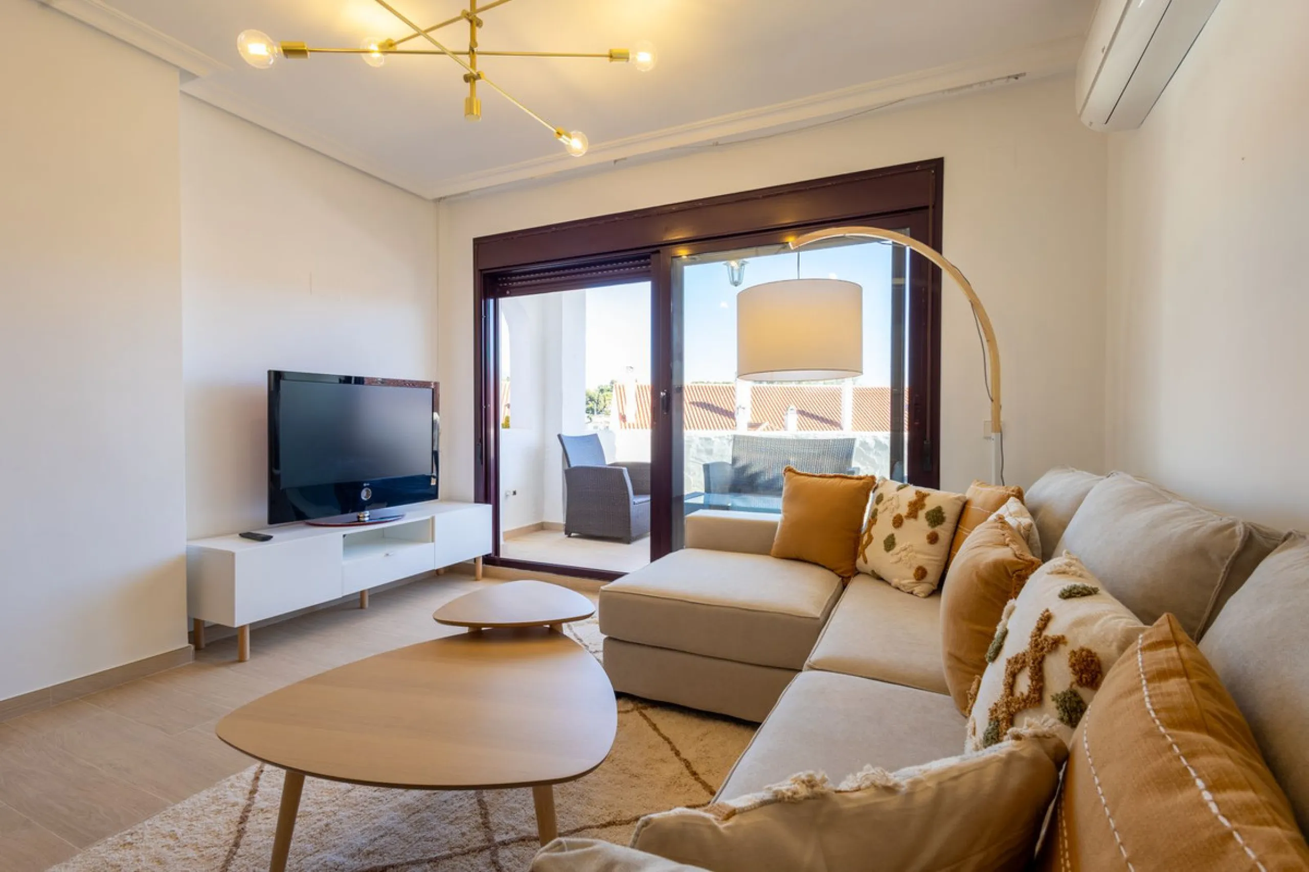 Fantastic middle floor flat in the renowned La Maestranza complex, an idyllic and sought after location for family holidays due to its security and proximity to Puerto Banús. The newly refurbished property consists of 3 spacious bedrooms and 2 bathrooms, 