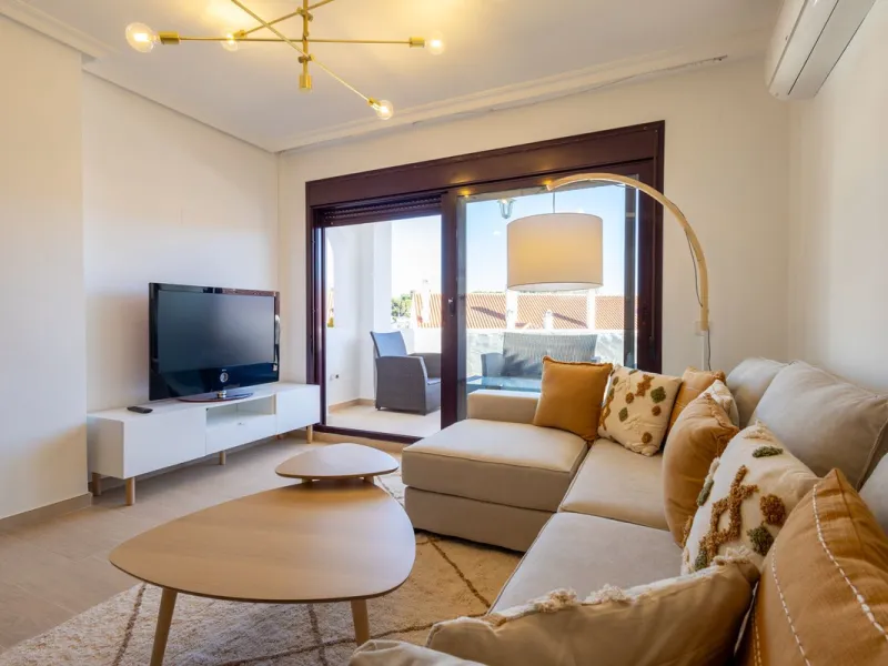 Fantastic middle floor flat in the renowned La Maestranza complex, an idyllic and sought after location for family holidays due to its security and proximity to Puerto Banús. The newly refurbished property consists of 3 spacious bedrooms and 2 bathrooms, 