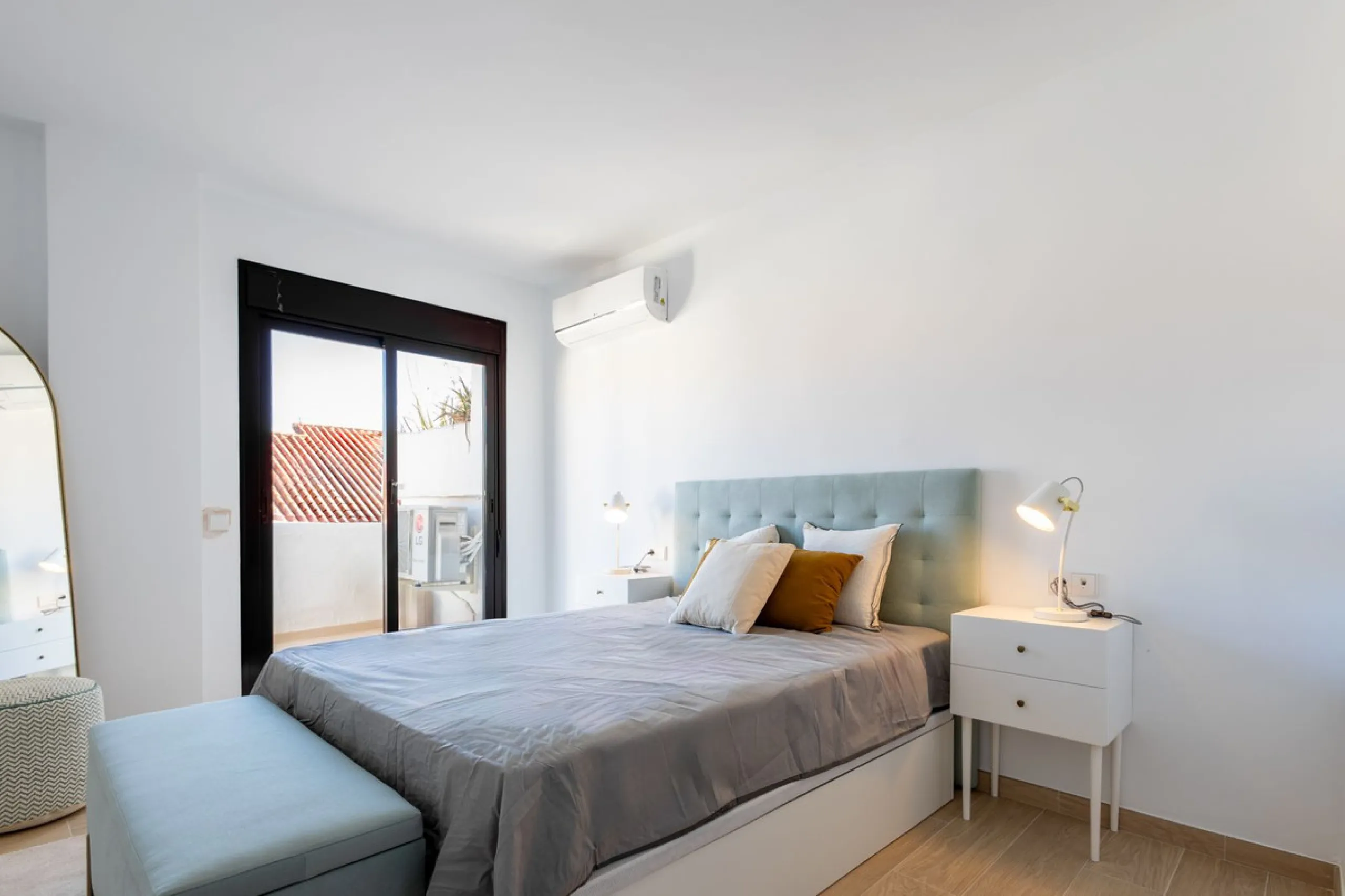 Fantastic middle floor flat in the renowned La Maestranza complex, an idyllic and sought after location for family holidays due to its security and proximity to Puerto Banús. The newly refurbished property consists of 3 spacious bedrooms and 2 bathrooms, 