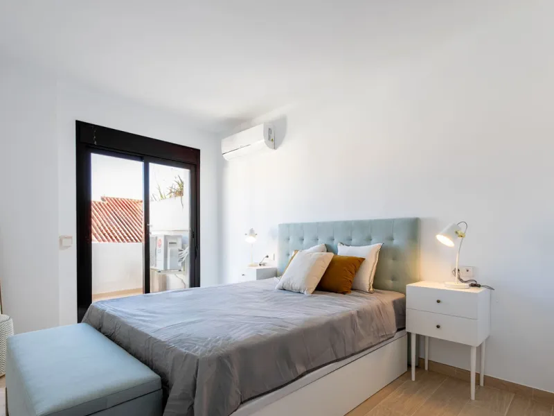 Fantastic middle floor flat in the renowned La Maestranza complex, an idyllic and sought after location for family holidays due to its security and proximity to Puerto Banús. The newly refurbished property consists of 3 spacious bedrooms and 2 bathrooms, 