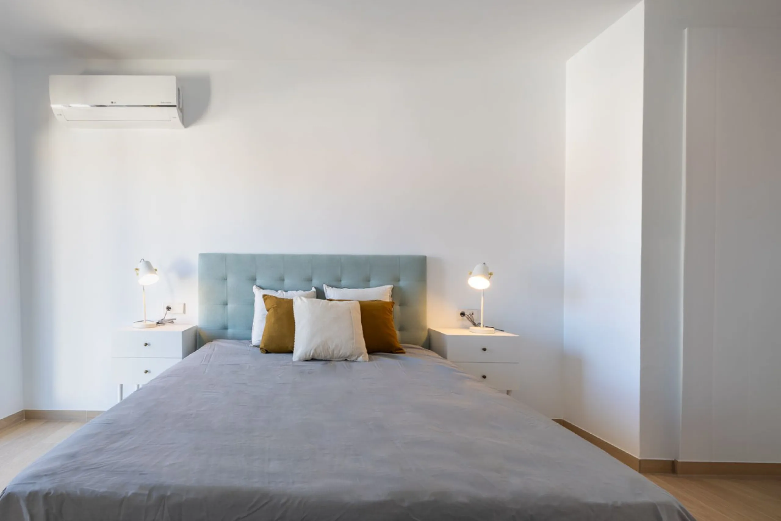 Fantastic middle floor flat in the renowned La Maestranza complex, an idyllic and sought after location for family holidays due to its security and proximity to Puerto Banús. The newly refurbished property consists of 3 spacious bedrooms and 2 bathrooms, 
