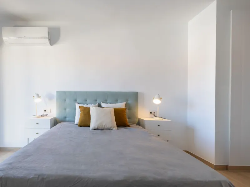 Fantastic middle floor flat in the renowned La Maestranza complex, an idyllic and sought after location for family holidays due to its security and proximity to Puerto Banús. The newly refurbished property consists of 3 spacious bedrooms and 2 bathrooms, 