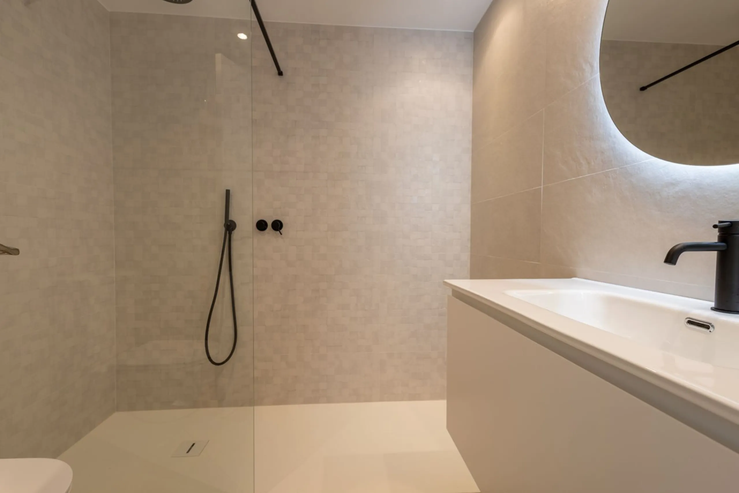 Fantastic middle floor flat in the renowned La Maestranza complex, an idyllic and sought after location for family holidays due to its security and proximity to Puerto Banús. The newly refurbished property consists of 3 spacious bedrooms and 2 bathrooms, 