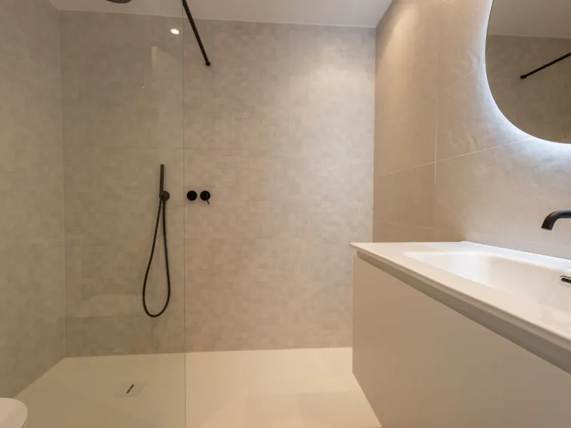 Fantastic middle floor flat in the renowned La Maestranza complex, an idyllic and sought after location for family holidays due to its security and proximity to Puerto Banús. The newly refurbished property consists of 3 spacious bedrooms and 2 bathrooms, 