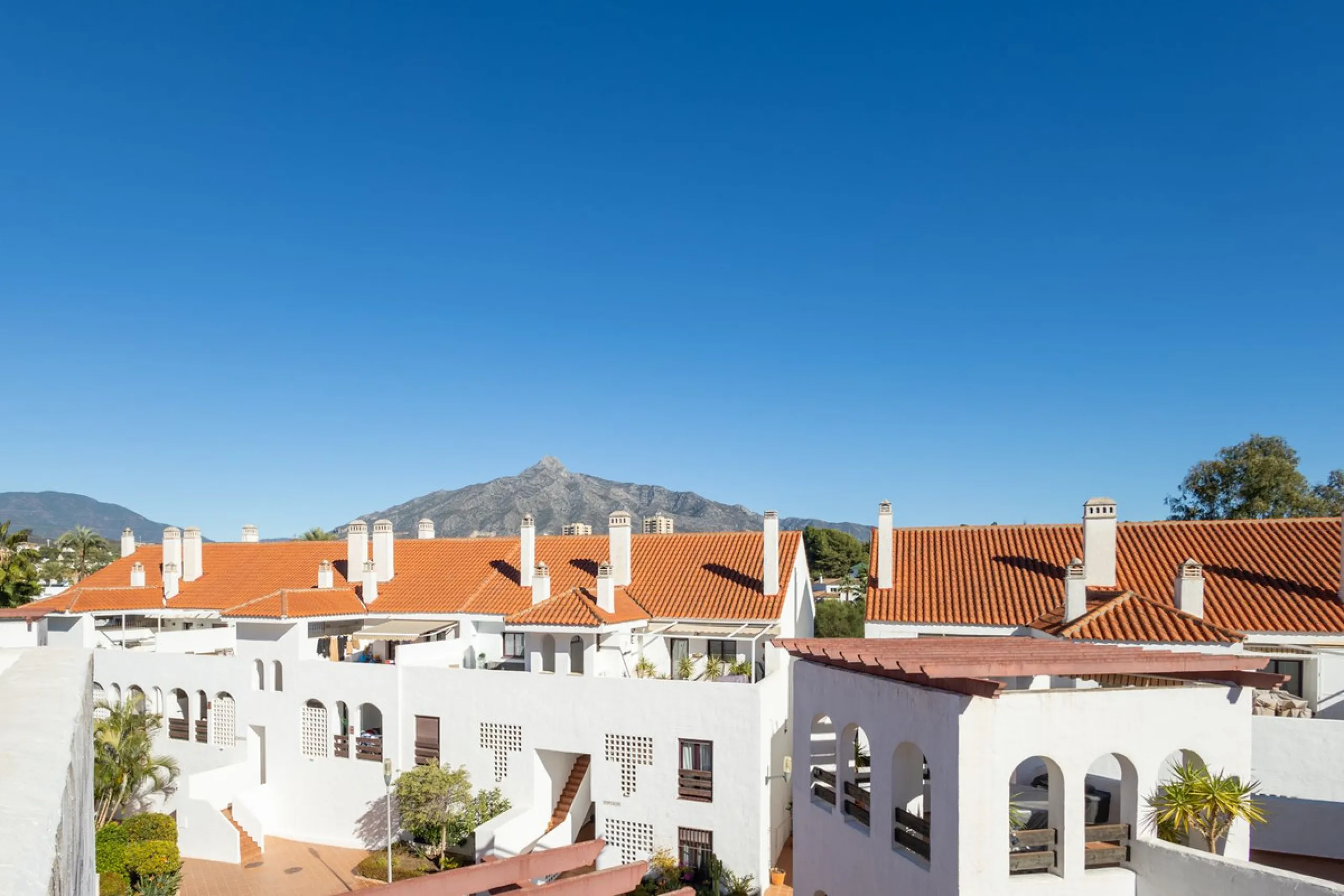 Fantastic middle floor flat in the renowned La Maestranza complex, an idyllic and sought after location for family holidays due to its security and proximity to Puerto Banús. The newly refurbished property consists of 3 spacious bedrooms and 2 bathrooms, 