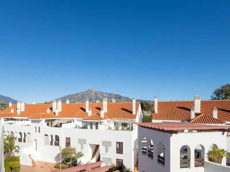 Fantastic middle floor flat in the renowned La Maestranza complex, an idyllic and sought after location for family holidays due to its security and proximity to Puerto Banús. The newly refurbished property consists of 3 spacious bedrooms and 2 bathrooms, 