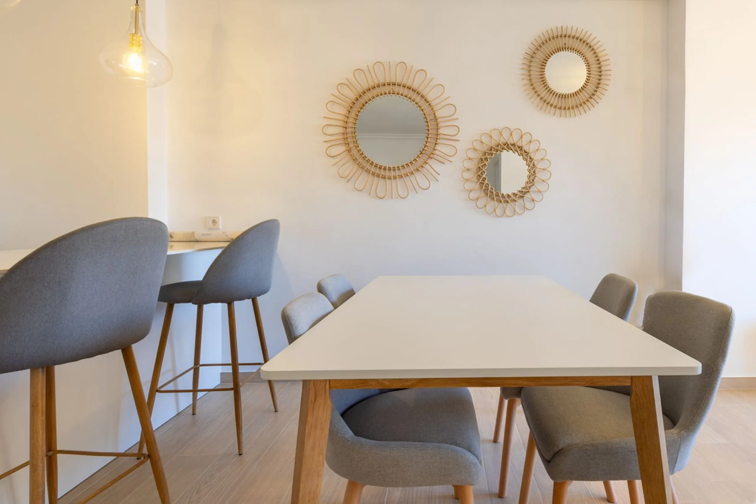 Fantastic middle floor flat in the renowned La Maestranza complex, an idyllic and sought after location for family holidays due to its security and proximity to Puerto Banús. The newly refurbished property consists of 3 spacious bedrooms and 2 bathrooms, 