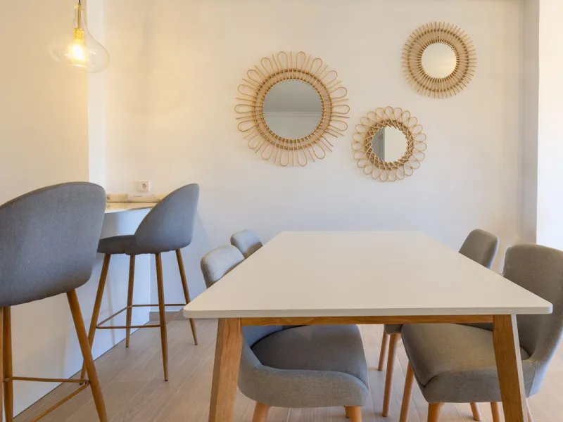 Fantastic middle floor flat in the renowned La Maestranza complex, an idyllic and sought after location for family holidays due to its security and proximity to Puerto Banús. The newly refurbished property consists of 3 spacious bedrooms and 2 bathrooms, 