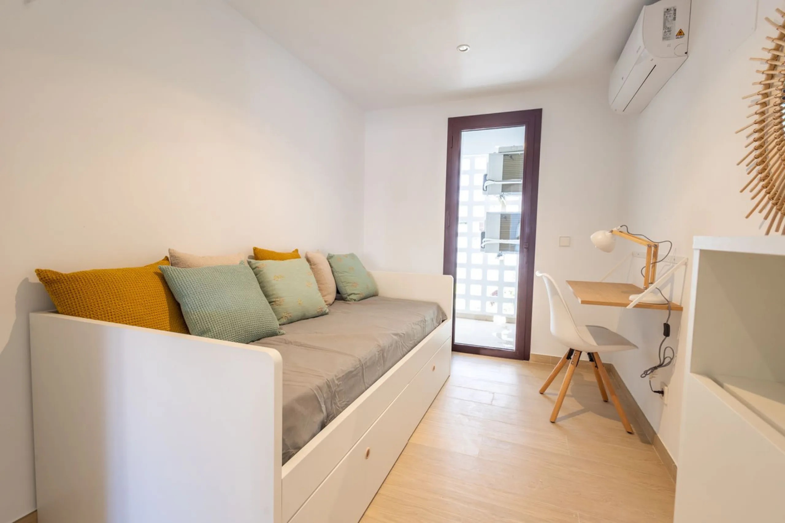 Fantastic middle floor flat in the renowned La Maestranza complex, an idyllic and sought after location for family holidays due to its security and proximity to Puerto Banús. The newly refurbished property consists of 3 spacious bedrooms and 2 bathrooms, 