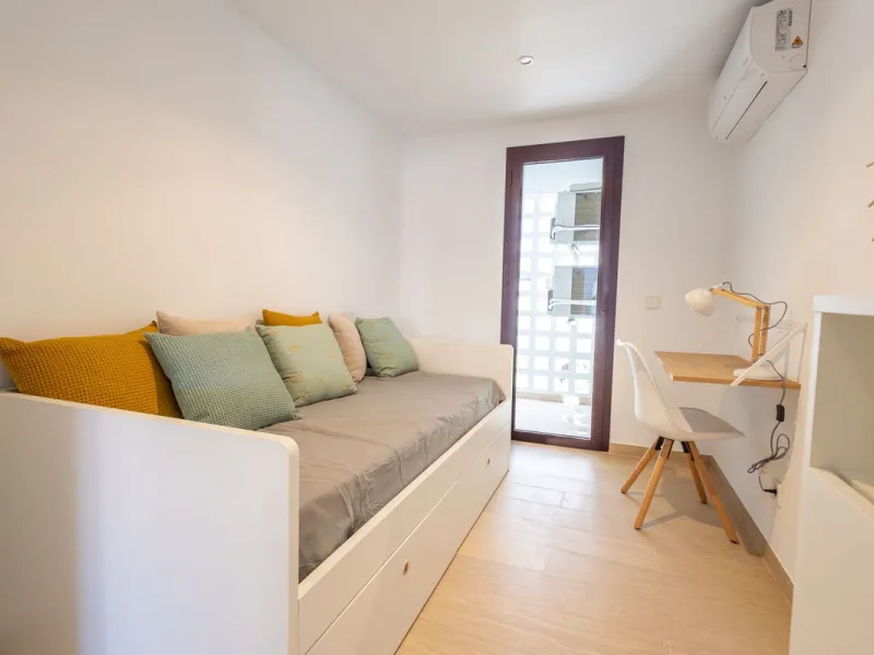 Fantastic middle floor flat in the renowned La Maestranza complex, an idyllic and sought after location for family holidays due to its security and proximity to Puerto Banús. The newly refurbished property consists of 3 spacious bedrooms and 2 bathrooms, 