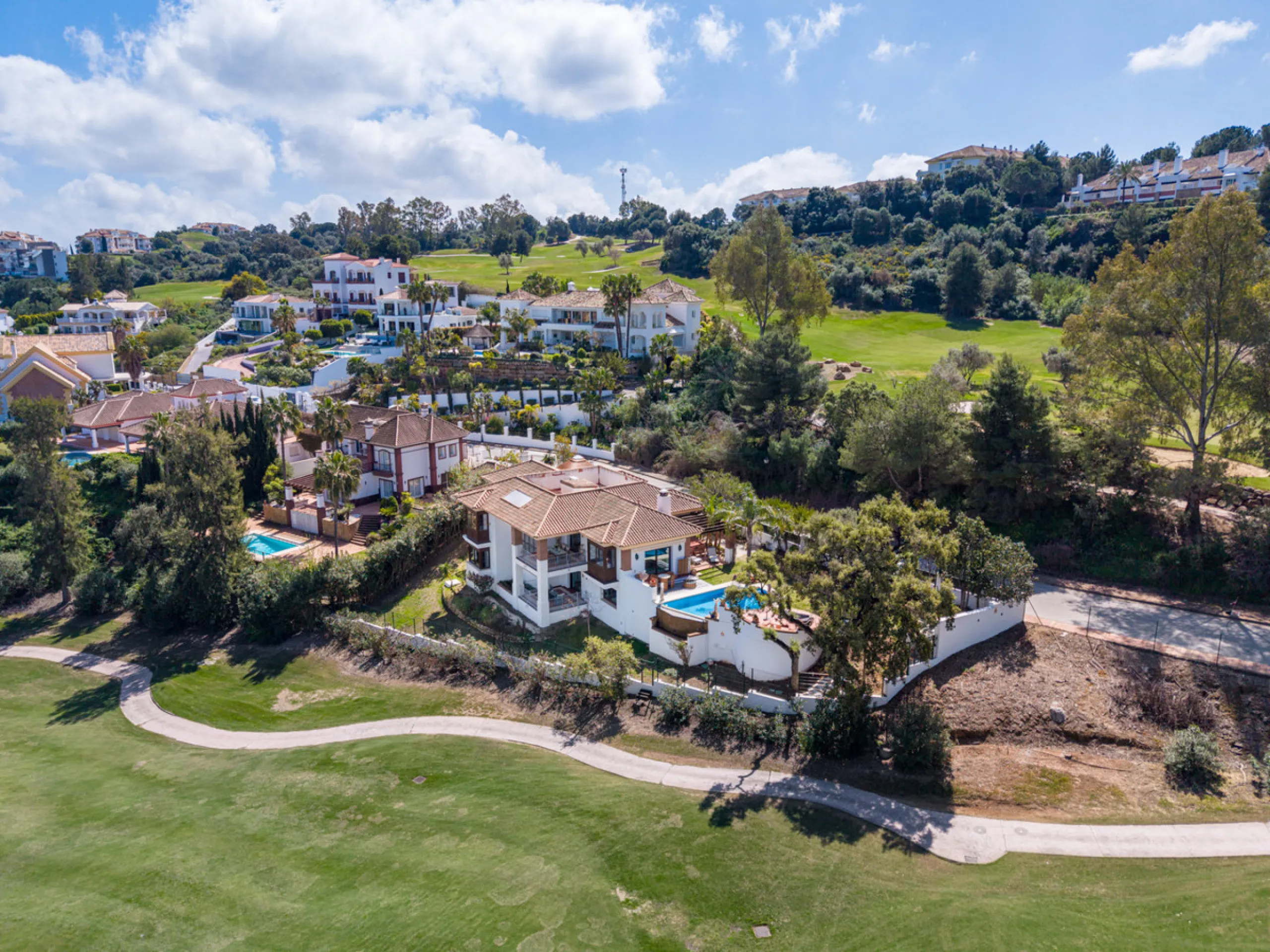 This very rare and elegant 4-bedroom home, by the well-known, Marbella architect Jacobson/Gonzales is a perfect example of this architect's eye for details and light.