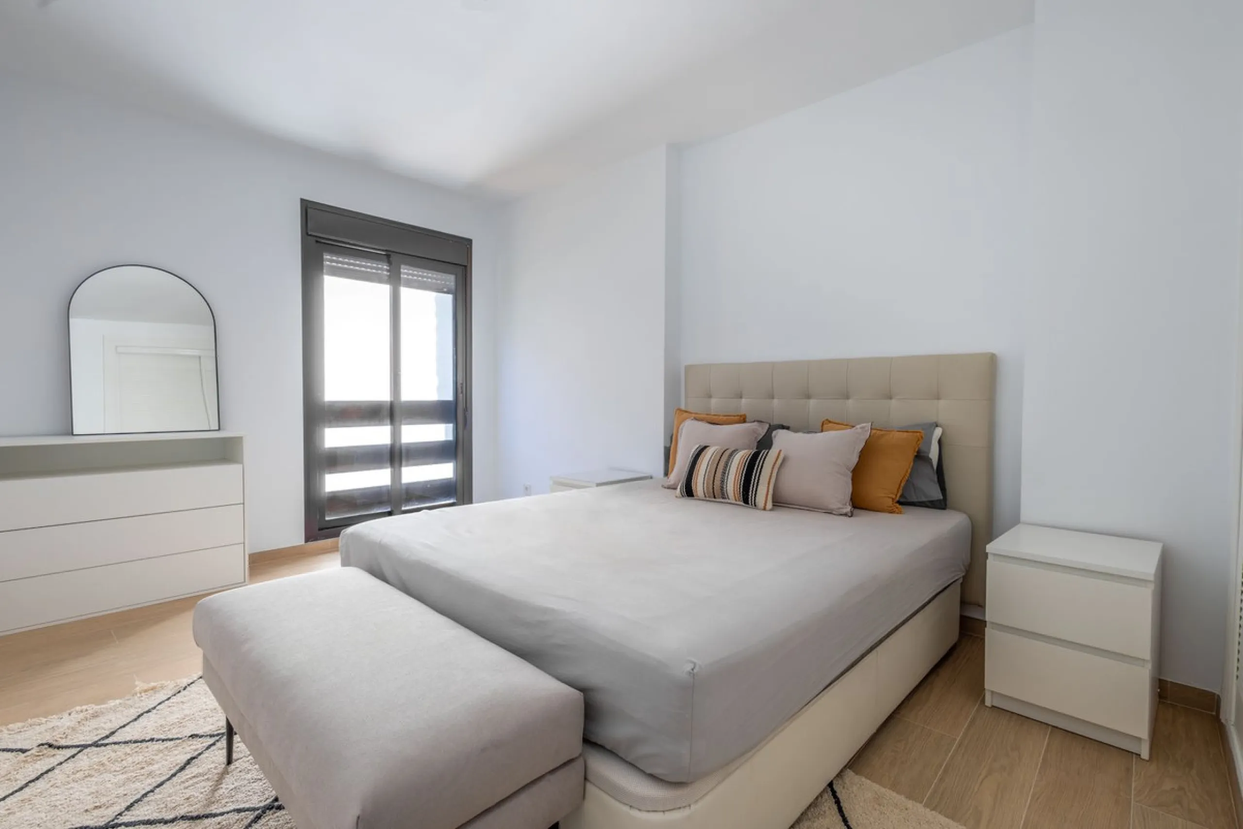 Fantastic middle floor flat in the renowned La Maestranza complex, an idyllic and sought after location for family holidays due to its security and proximity to Puerto Banús. The newly refurbished property consists of 3 spacious bedrooms and 2 bathrooms, 