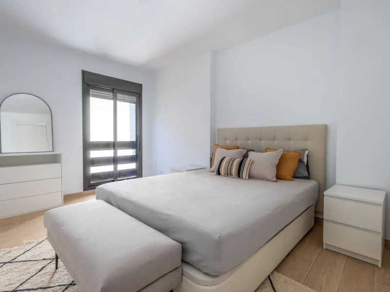 Fantastic middle floor flat in the renowned La Maestranza complex, an idyllic and sought after location for family holidays due to its security and proximity to Puerto Banús. The newly refurbished property consists of 3 spacious bedrooms and 2 bathrooms, 
