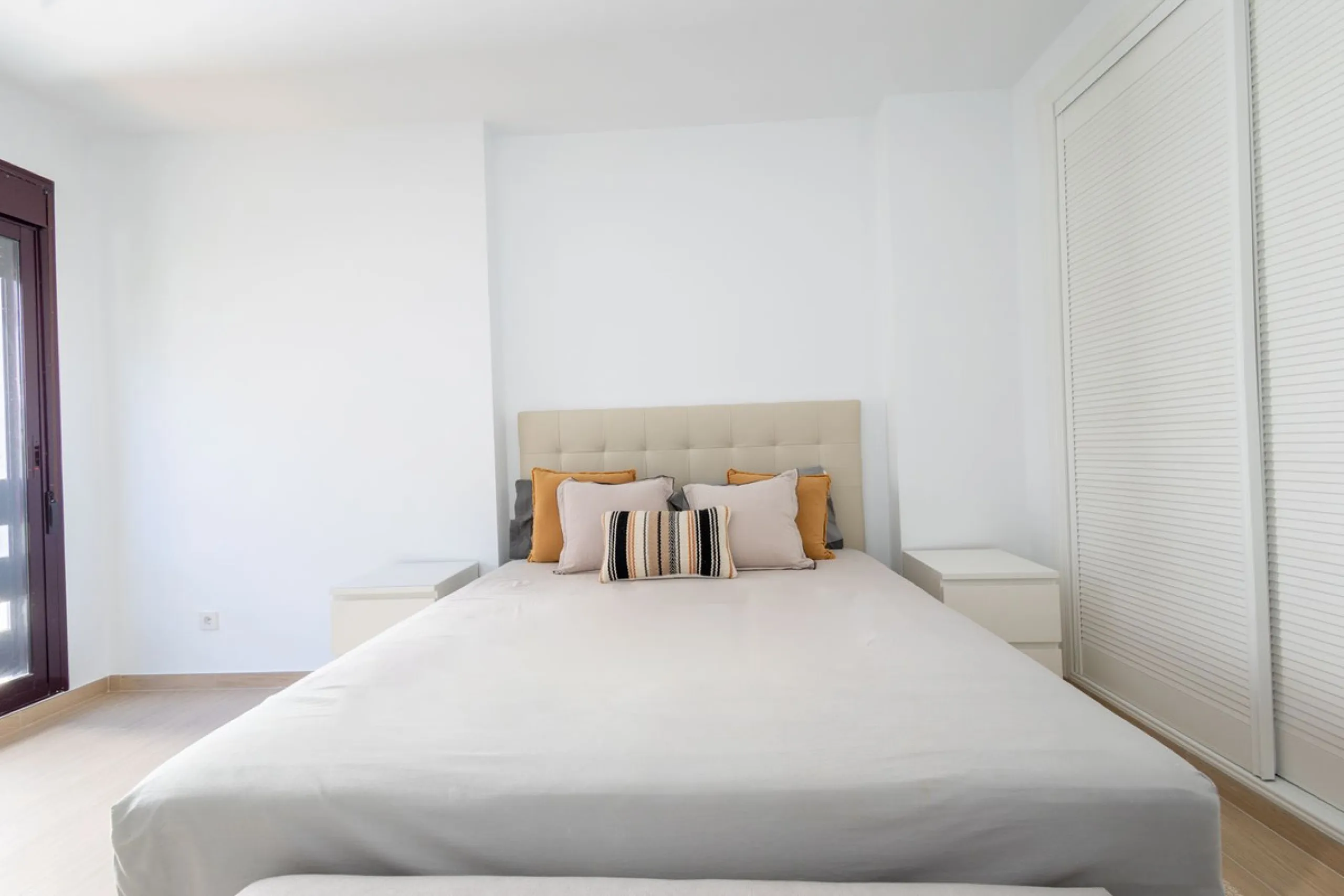 Fantastic middle floor flat in the renowned La Maestranza complex, an idyllic and sought after location for family holidays due to its security and proximity to Puerto Banús. The newly refurbished property consists of 3 spacious bedrooms and 2 bathrooms, 