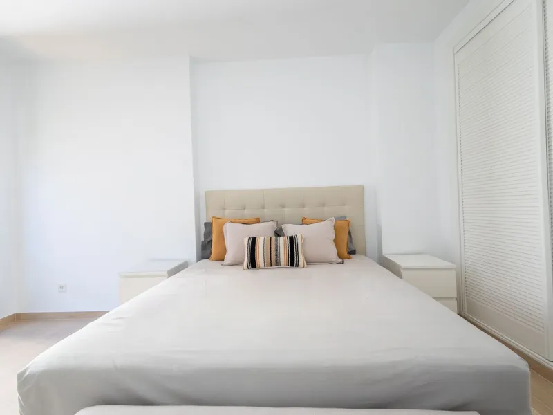 Fantastic middle floor flat in the renowned La Maestranza complex, an idyllic and sought after location for family holidays due to its security and proximity to Puerto Banús. The newly refurbished property consists of 3 spacious bedrooms and 2 bathrooms, 