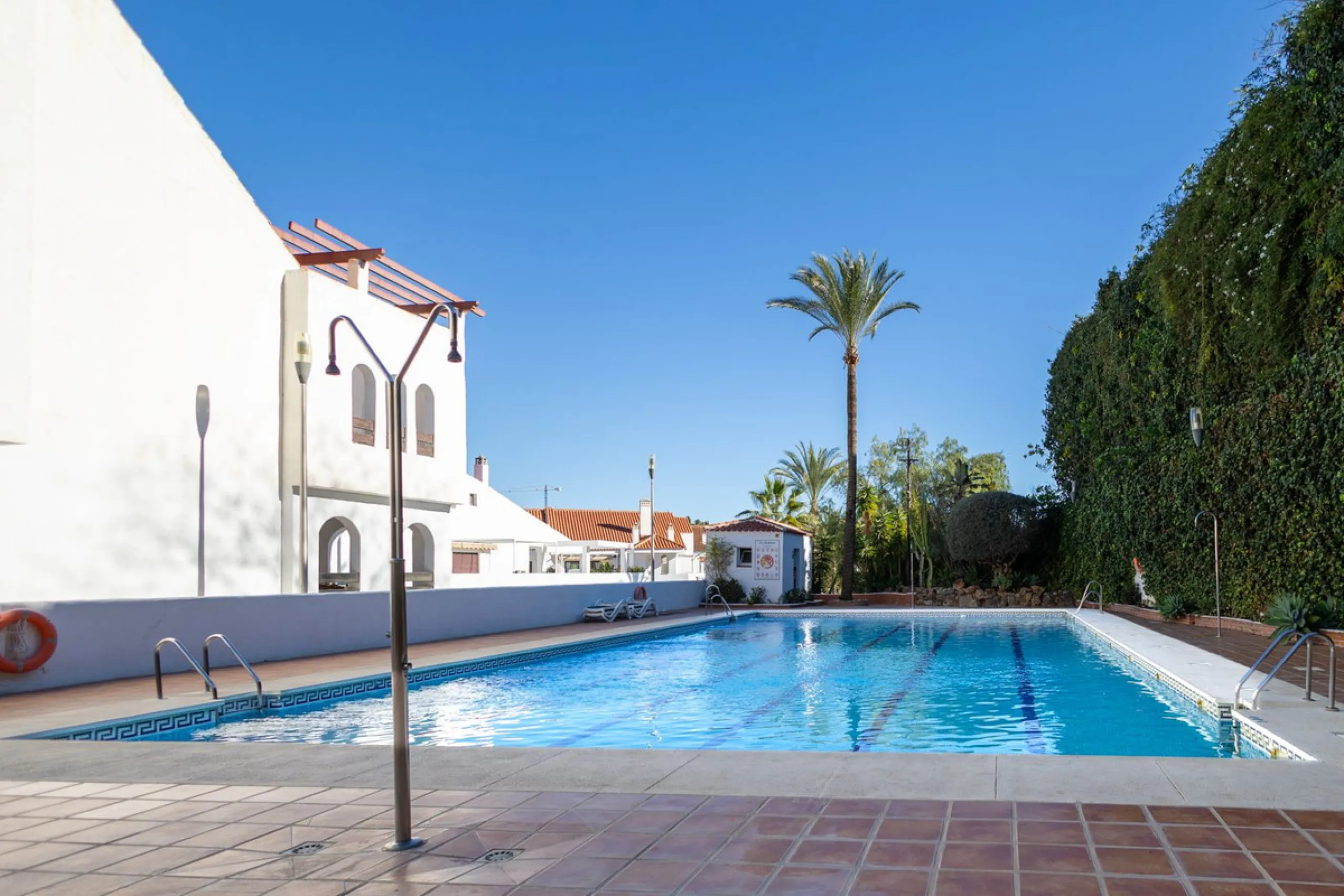 Fantastic middle floor flat in the renowned La Maestranza complex, an idyllic and sought after location for family holidays due to its security and proximity to Puerto Banús. The newly refurbished property consists of 3 spacious bedrooms and 2 bathrooms, 