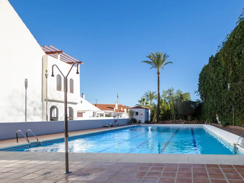 Fantastic middle floor flat in the renowned La Maestranza complex, an idyllic and sought after location for family holidays due to its security and proximity to Puerto Banús. The newly refurbished property consists of 3 spacious bedrooms and 2 bathrooms, 
