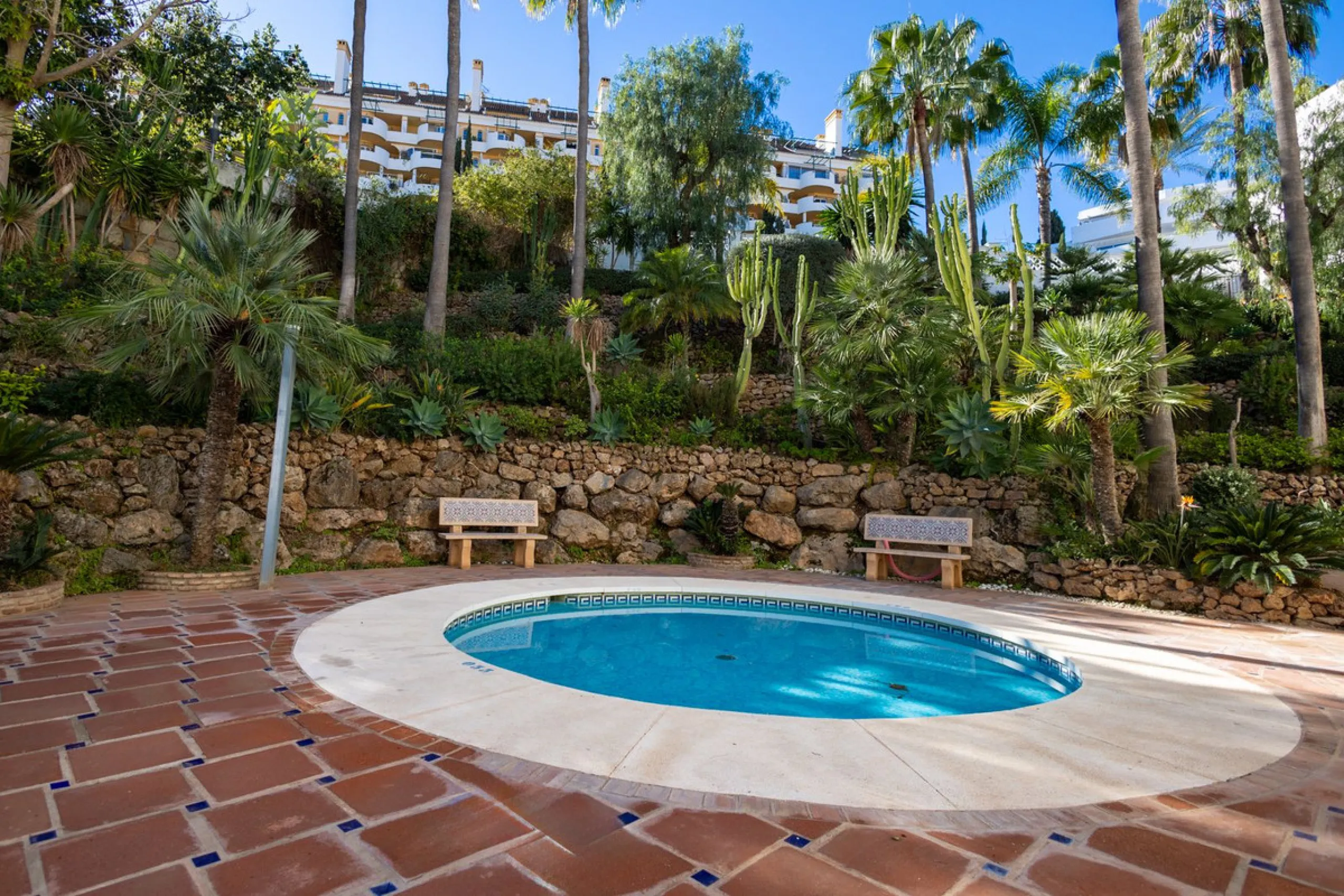 Fantastic middle floor flat in the renowned La Maestranza complex, an idyllic and sought after location for family holidays due to its security and proximity to Puerto Banús. The newly refurbished property consists of 3 spacious bedrooms and 2 bathrooms, 