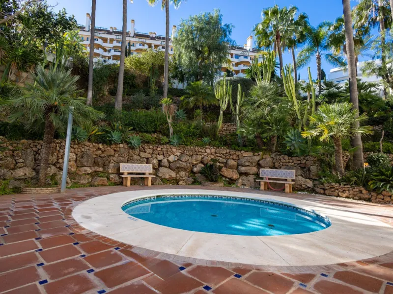 Fantastic middle floor flat in the renowned La Maestranza complex, an idyllic and sought after location for family holidays due to its security and proximity to Puerto Banús. The newly refurbished property consists of 3 spacious bedrooms and 2 bathrooms, 