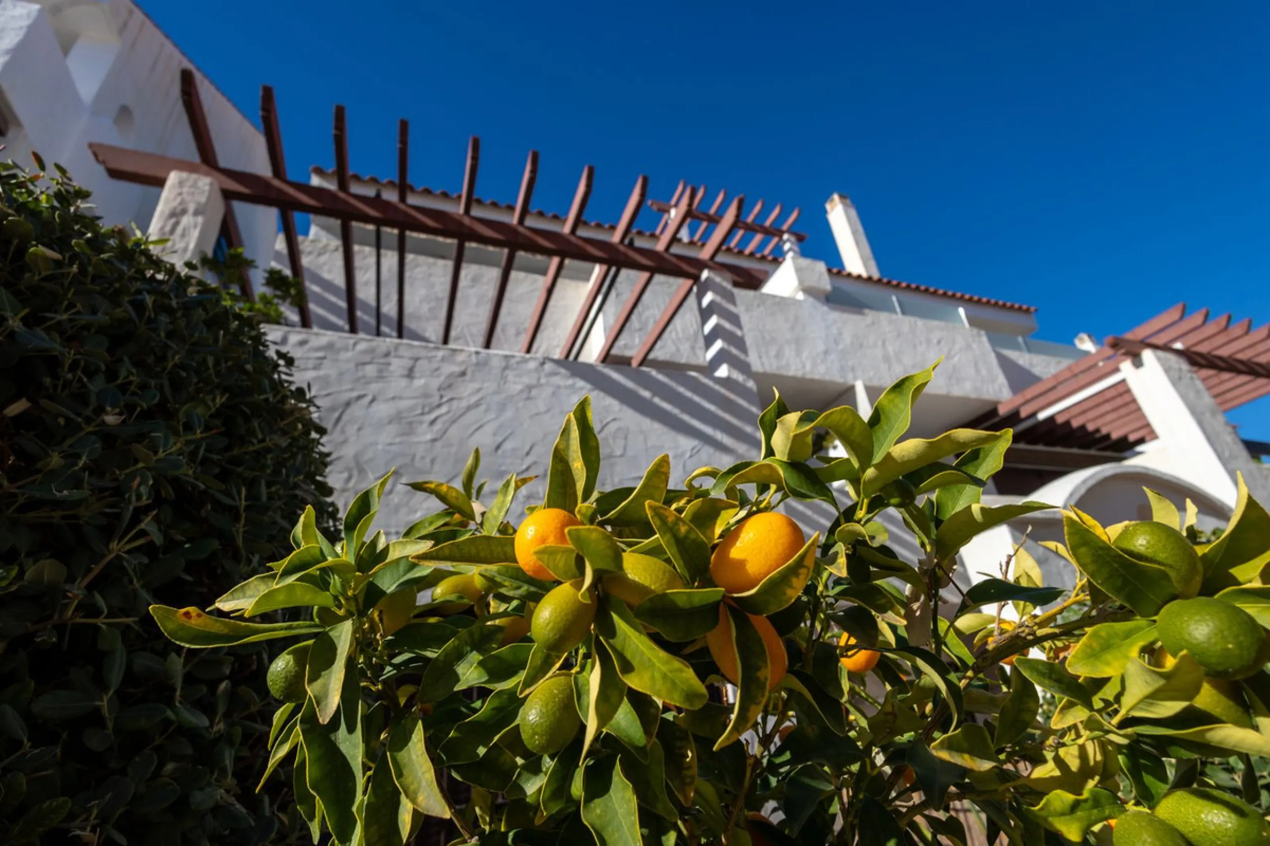 Fantastic middle floor flat in the renowned La Maestranza complex, an idyllic and sought after location for family holidays due to its security and proximity to Puerto Banús. The newly refurbished property consists of 3 spacious bedrooms and 2 bathrooms, 