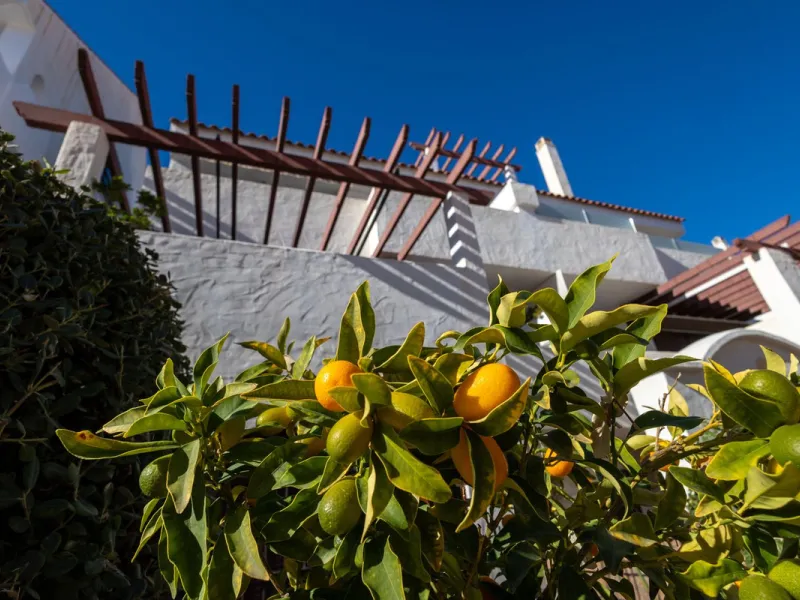 Fantastic middle floor flat in the renowned La Maestranza complex, an idyllic and sought after location for family holidays due to its security and proximity to Puerto Banús. The newly refurbished property consists of 3 spacious bedrooms and 2 bathrooms, 