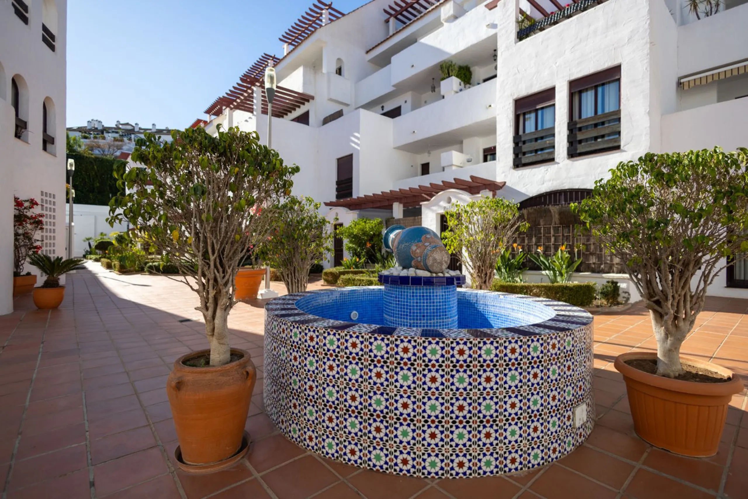 Fantastic middle floor flat in the renowned La Maestranza complex, an idyllic and sought after location for family holidays due to its security and proximity to Puerto Banús. The newly refurbished property consists of 3 spacious bedrooms and 2 bathrooms, 