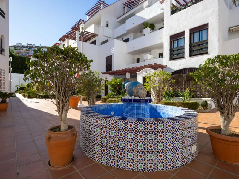 Fantastic middle floor flat in the renowned La Maestranza complex, an idyllic and sought after location for family holidays due to its security and proximity to Puerto Banús. The newly refurbished property consists of 3 spacious bedrooms and 2 bathrooms, 