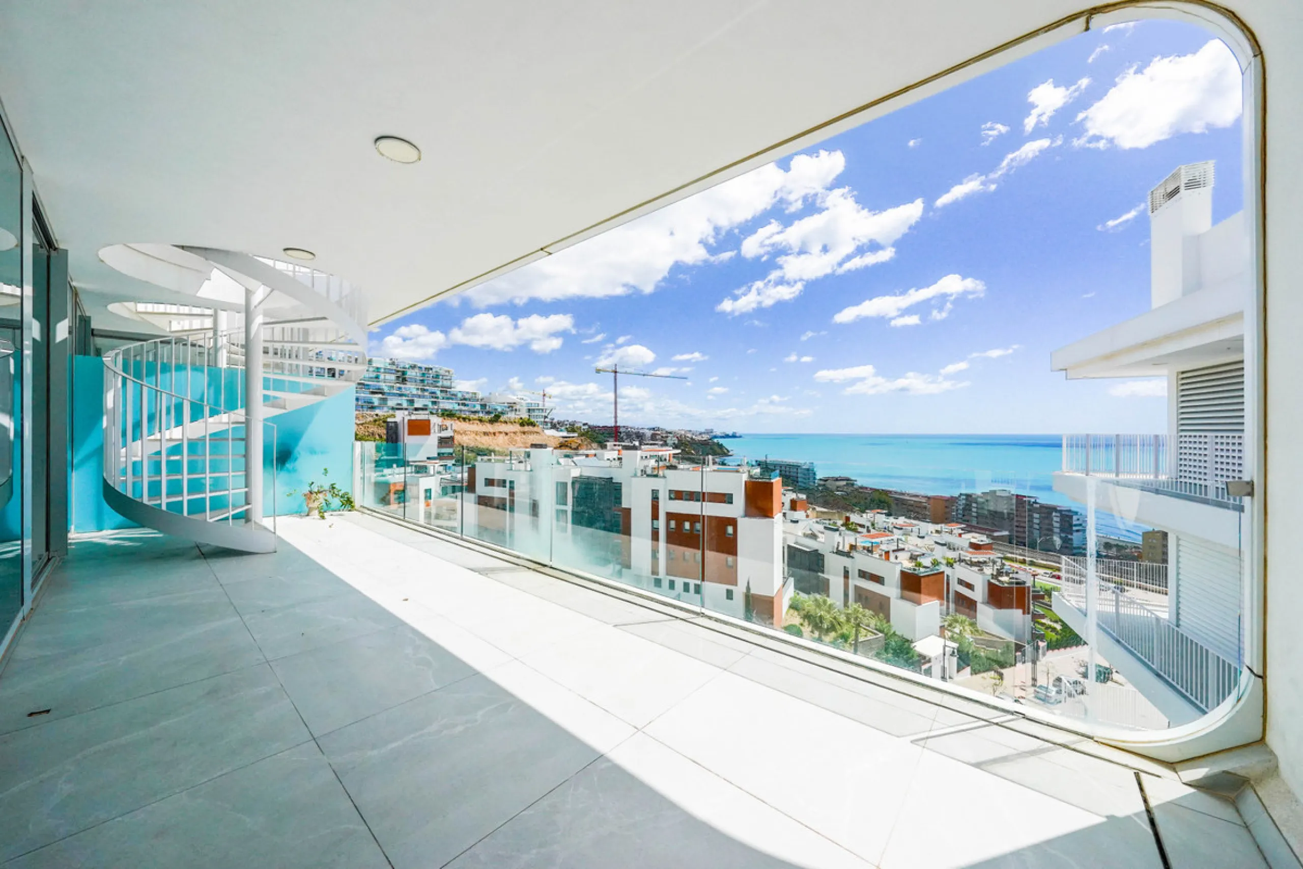 This beautiful south-facing duplex penthouse is located in the exclusive La Reserva del Higuerón Resort, Fuengirola. The property offers a bright and modern open-plan living and dining area with a fully fitted kitchen, designed for comfort and functionali