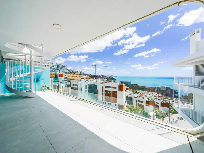 This beautiful south-facing duplex penthouse is located in the exclusive La Reserva del Higuerón Resort, Fuengirola. The property offers a bright and modern open-plan living and dining area with a fully fitted kitchen, designed for comfort and functionali