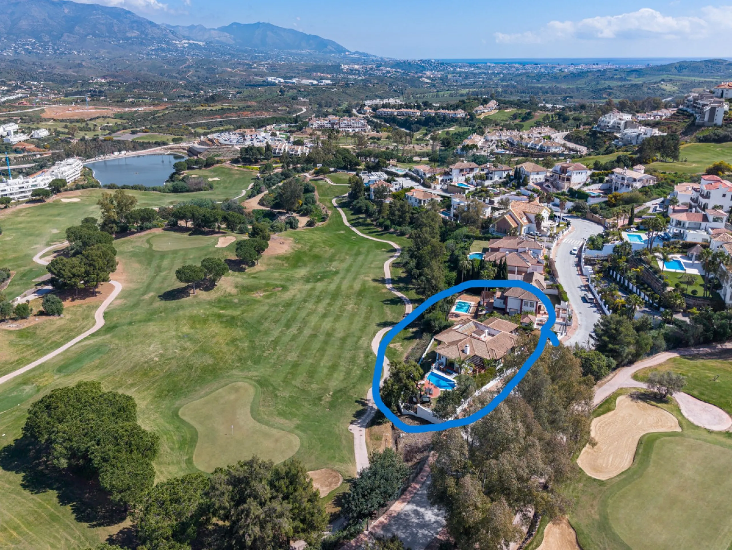 This very rare and elegant 4-bedroom home, by the well-known, Marbella architect Jacobson/Gonzales is a perfect example of this architect's eye for details and light.