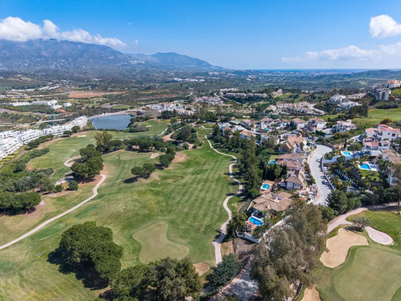 This very rare and elegant 4-bedroom home, by the well-known, Marbella architect Jacobson/Gonzales is a perfect example of this architect's eye for details and light.
