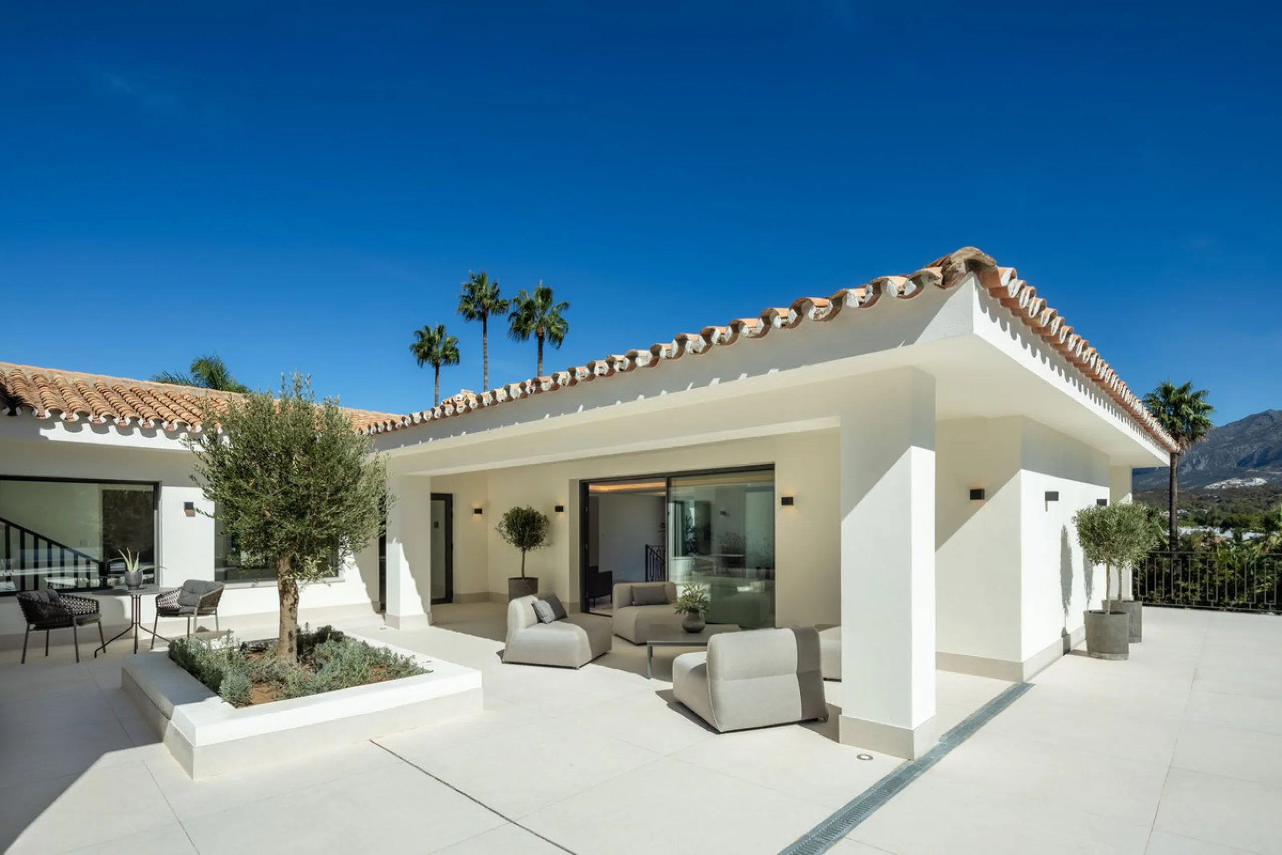 A beautiful and truly elegant, superbly designed villa in Marbella. Available now providing a key-ready home for those who wish to be close to all amenities.