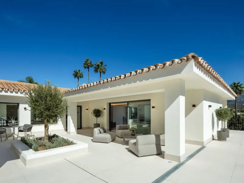 A beautiful and truly elegant, superbly designed villa in Marbella. Available now providing a key-ready home for those who wish to be close to all amenities.