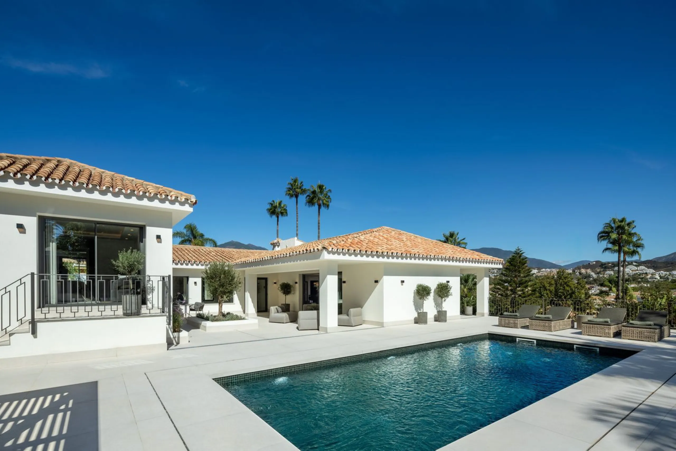 A beautiful and truly elegant, superbly designed villa in Marbella. Available now providing a key-ready home for those who wish to be close to all amenities.