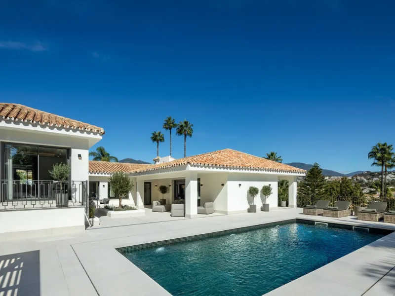 A beautiful and truly elegant, superbly designed villa in Marbella. Available now providing a key-ready home for those who wish to be close to all amenities.