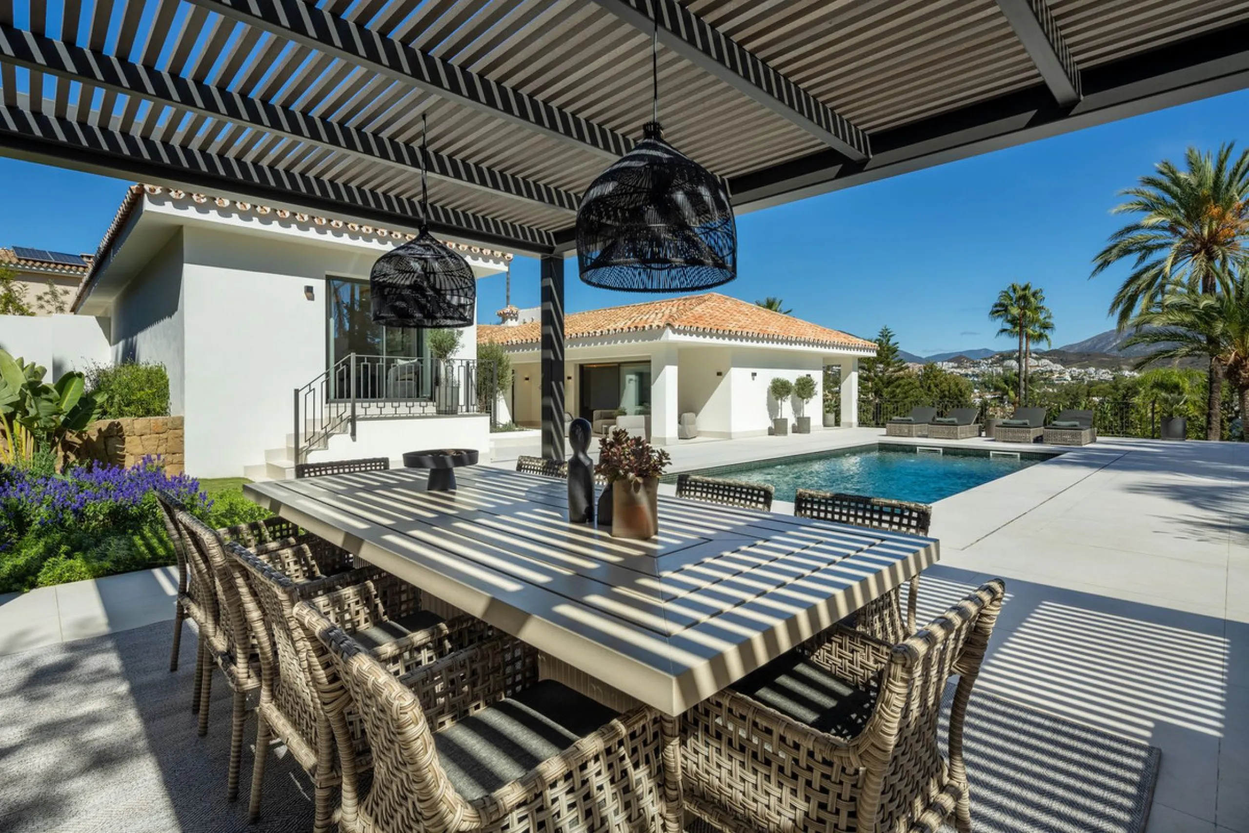 A beautiful and truly elegant, superbly designed villa in Marbella. Available now providing a key-ready home for those who wish to be close to all amenities.