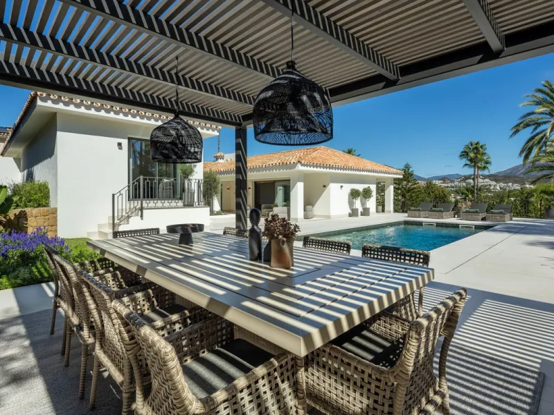 A beautiful and truly elegant, superbly designed villa in Marbella. Available now providing a key-ready home for those who wish to be close to all amenities.