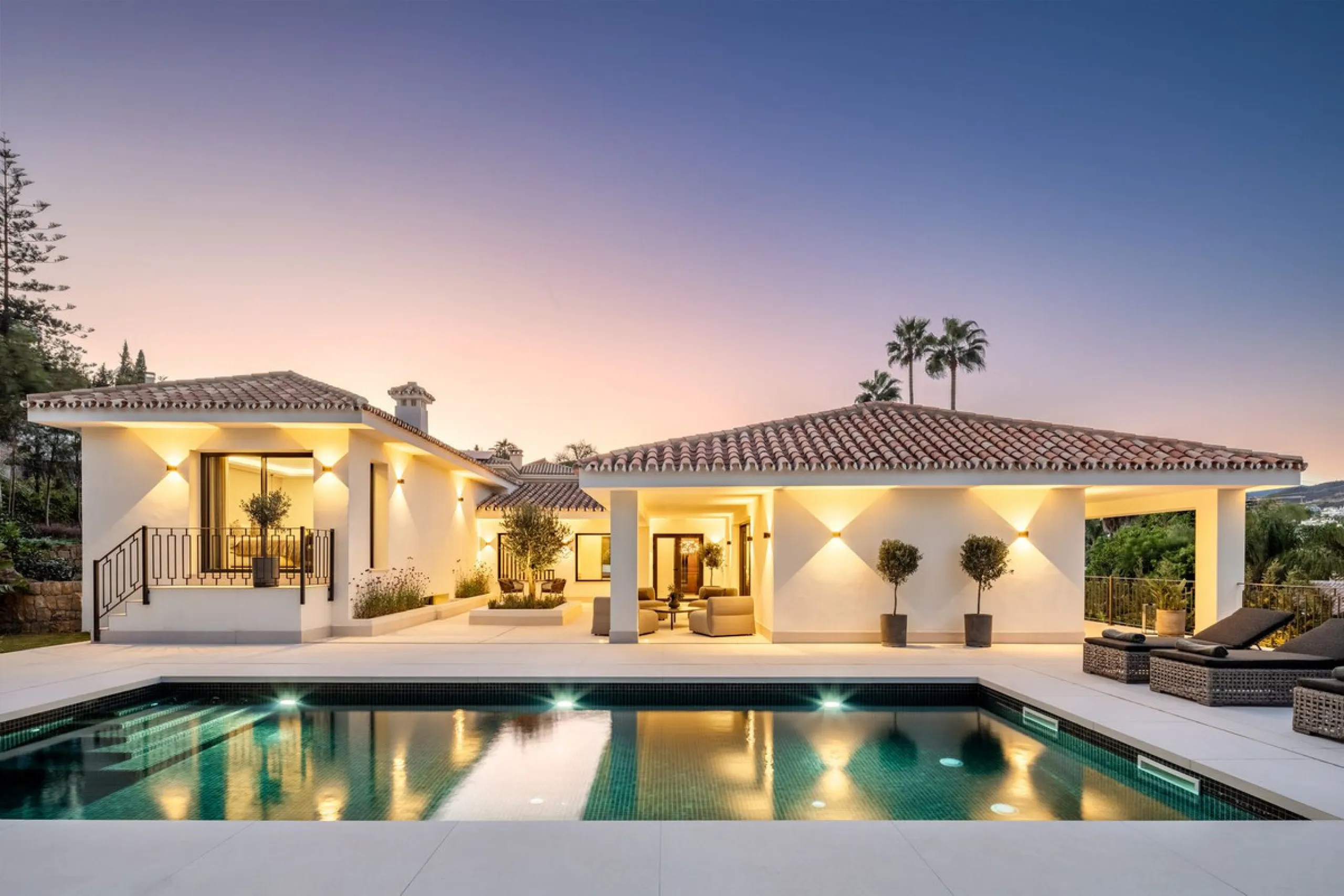 A beautiful and truly elegant, superbly designed villa in Marbella. Available now providing a key-ready home for those who wish to be close to all amenities.