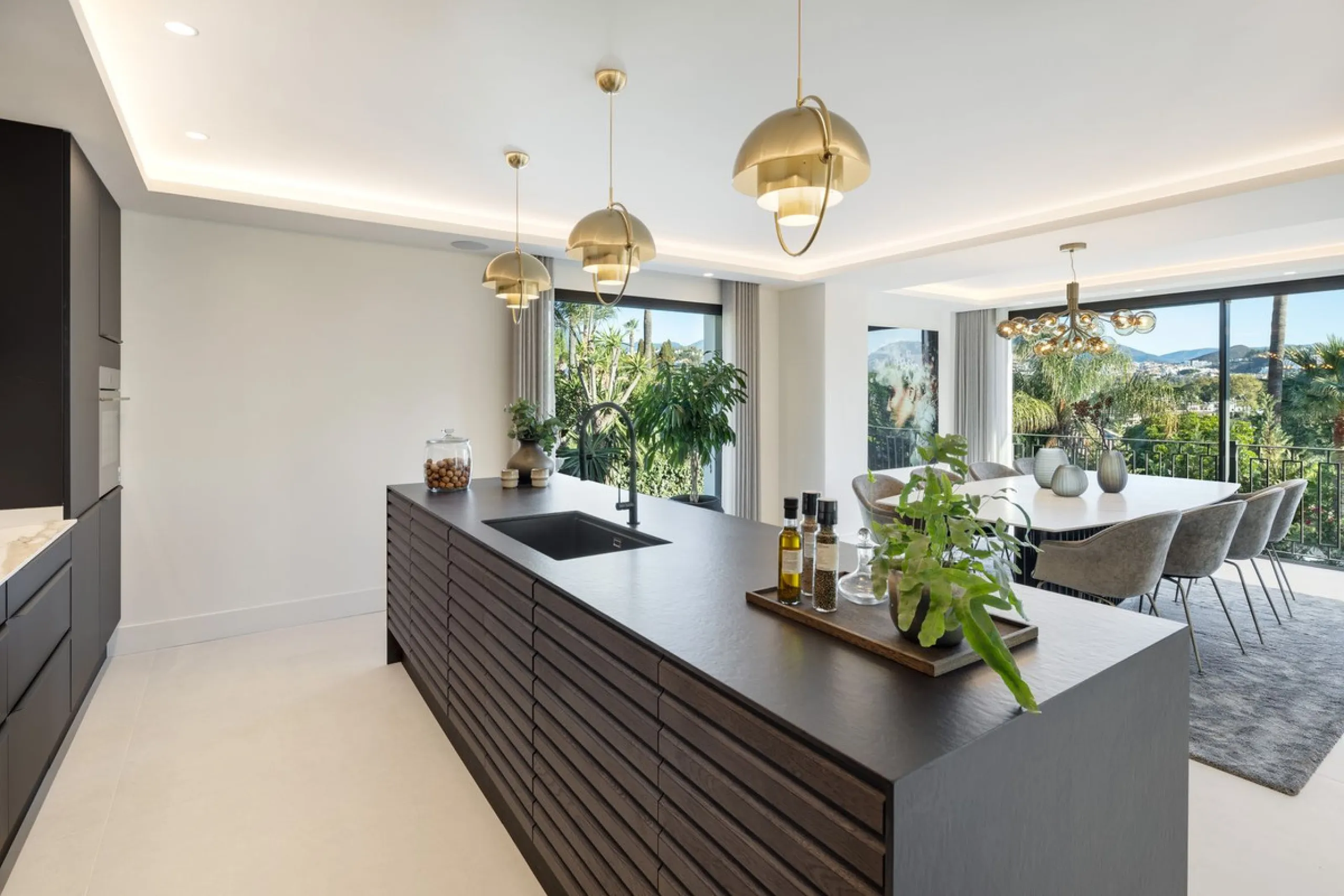 A beautiful and truly elegant, superbly designed villa in Marbella. Available now providing a key-ready home for those who wish to be close to all amenities.