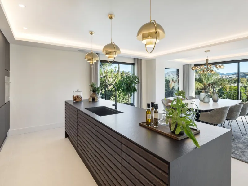 A beautiful and truly elegant, superbly designed villa in Marbella. Available now providing a key-ready home for those who wish to be close to all amenities.