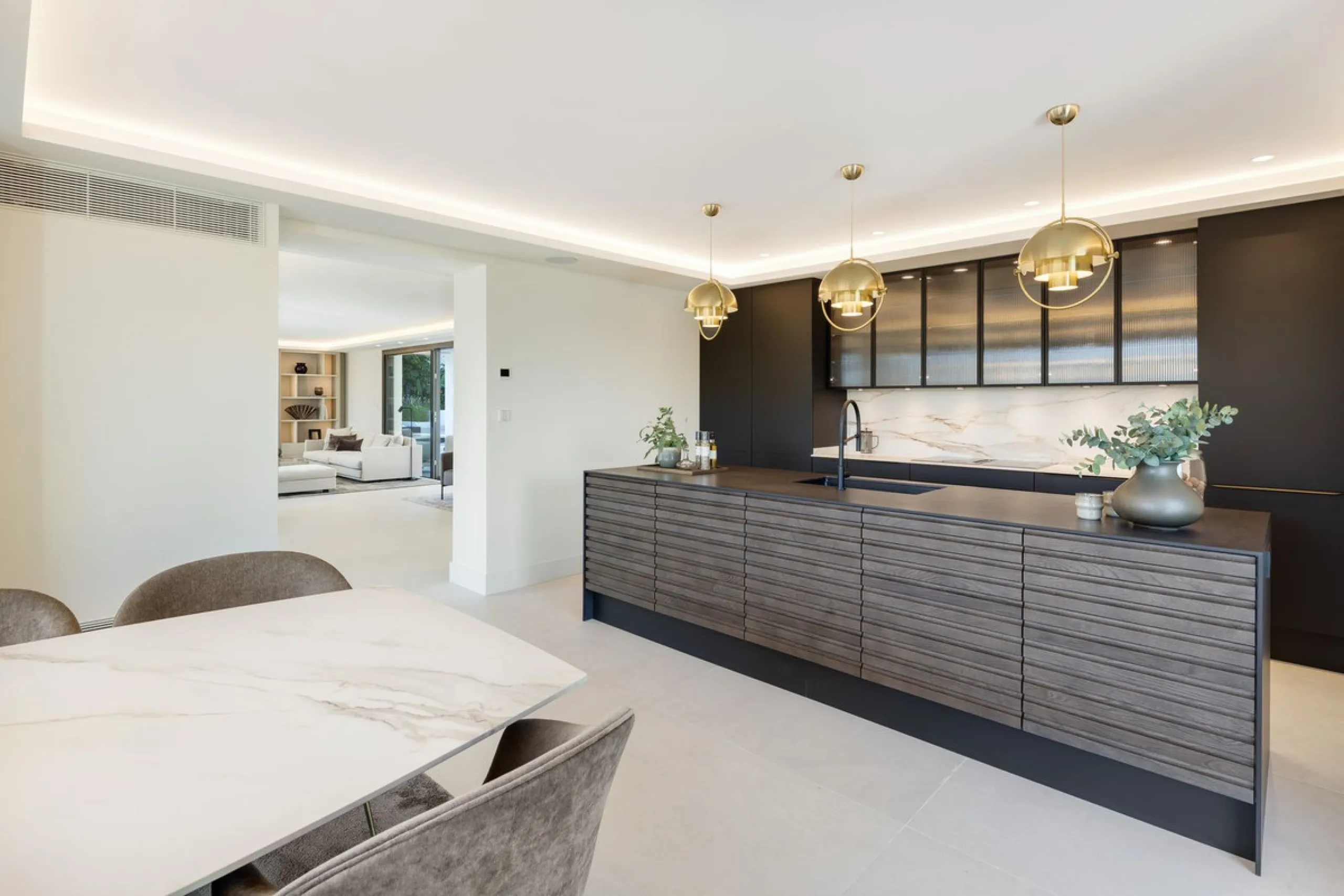 A beautiful and truly elegant, superbly designed villa in Marbella. Available now providing a key-ready home for those who wish to be close to all amenities.