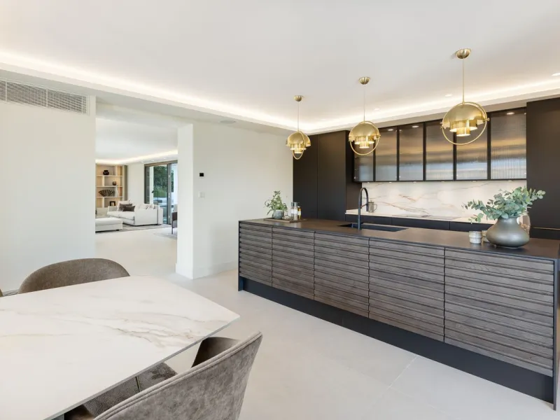 A beautiful and truly elegant, superbly designed villa in Marbella. Available now providing a key-ready home for those who wish to be close to all amenities.