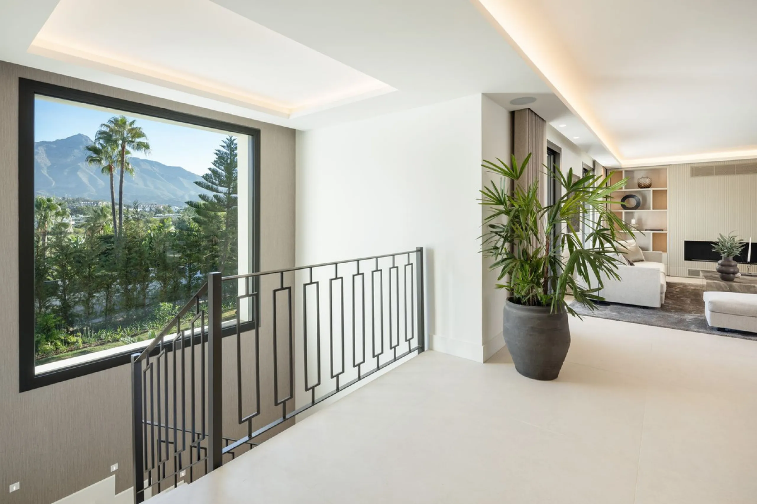 A beautiful and truly elegant, superbly designed villa in Marbella. Available now providing a key-ready home for those who wish to be close to all amenities.