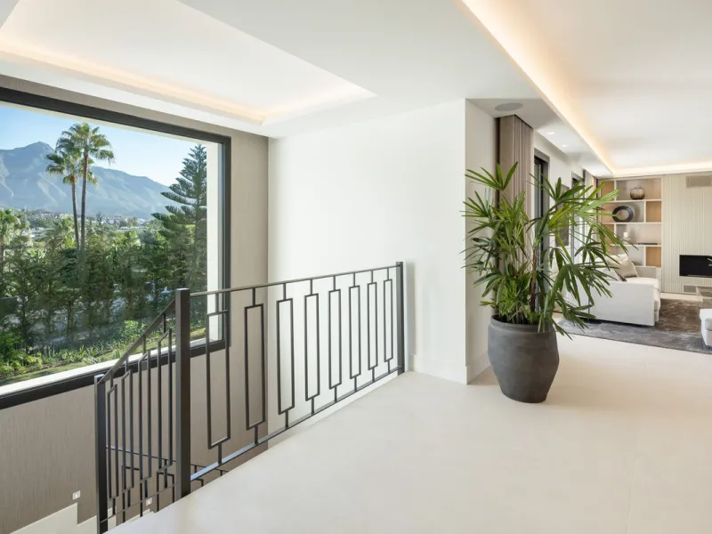 A beautiful and truly elegant, superbly designed villa in Marbella. Available now providing a key-ready home for those who wish to be close to all amenities.